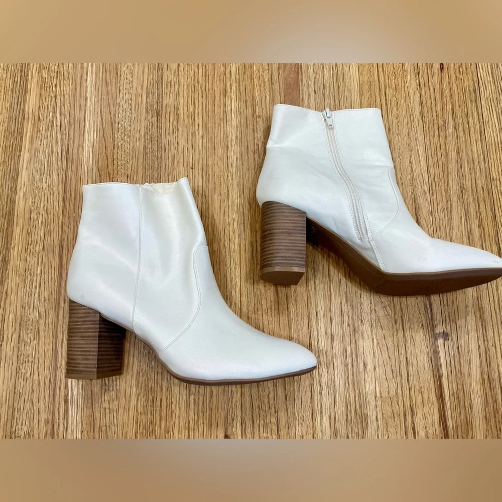 OLD NAVY- White booties - Picture 2 of 5